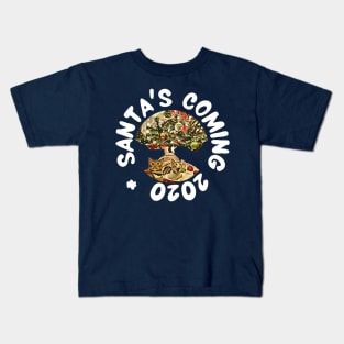 Santa's Coming 2020 (2 cats waiting) Kids T-Shirt